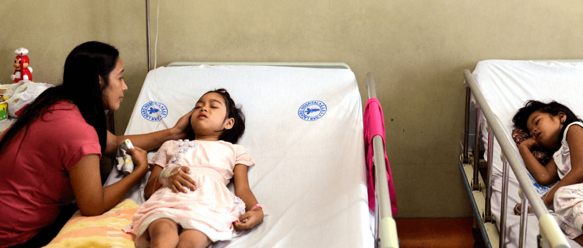 Photographie d'enfants soignés dans des lits d'hôpitaux