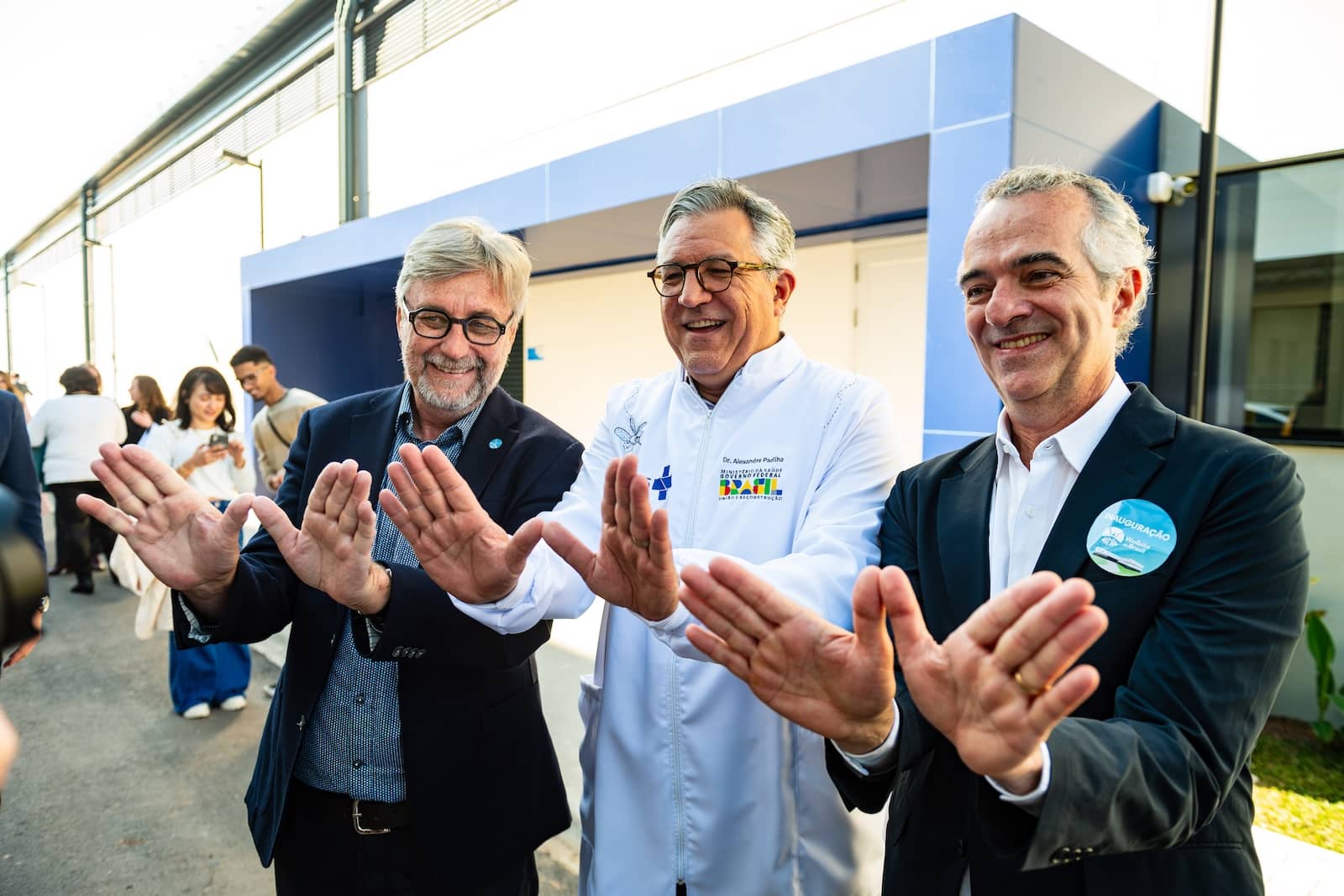 Scott O'Neill, Luciano Moreira et le ministre brésilien de la santé posent pour une photo.