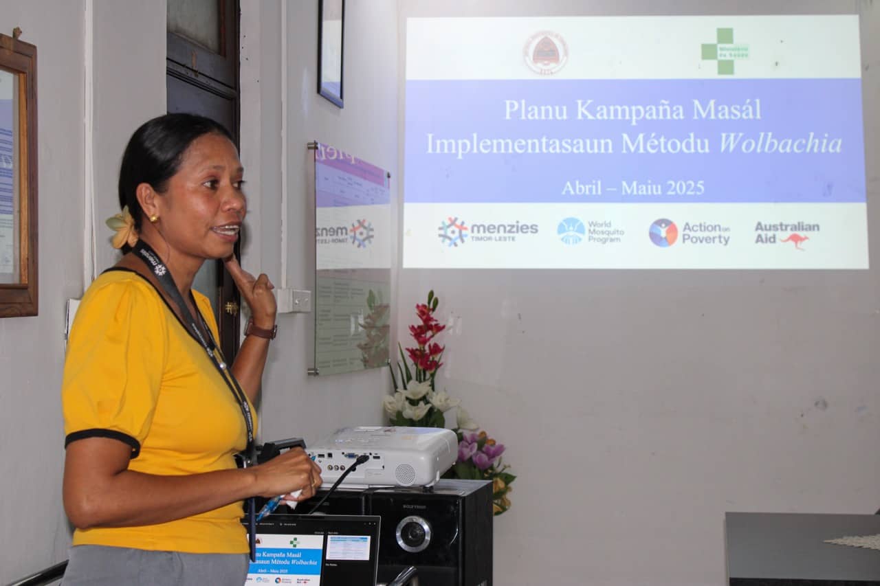 Une femme présente le wolbachia lors d'un atelier au Timor oriental