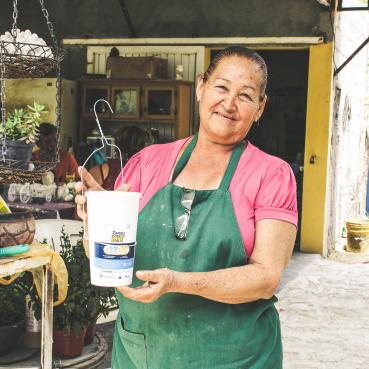 Francisca Osuna tient un kit anti-moustiques