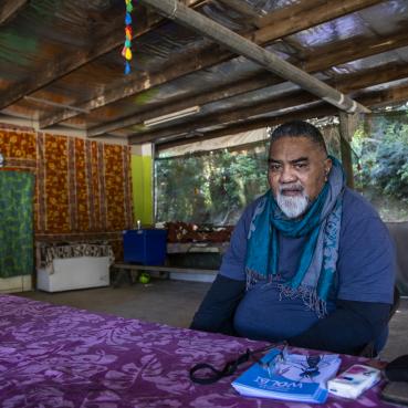 Matheo Seleone assis à une table