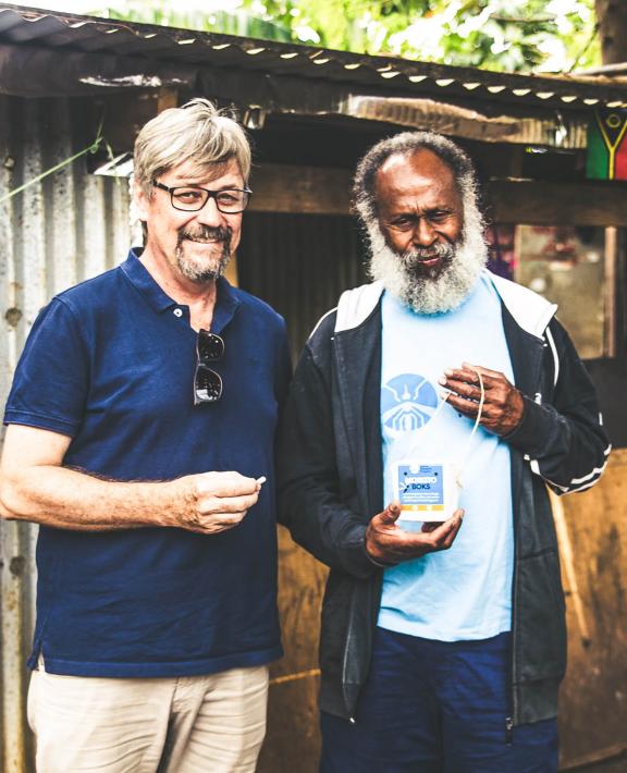 Scott O'Neill et un membre de l'équipe de WMP Vanuatu