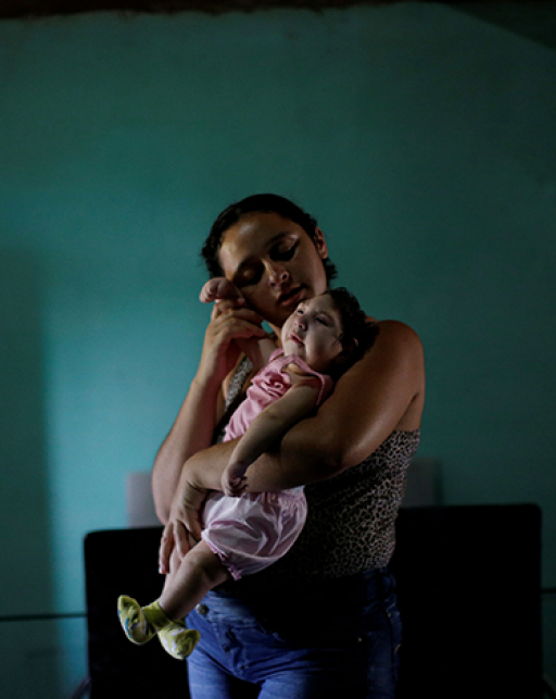 Une mère tient un bébé atteint de microcéphalie, Brésil