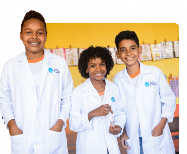 Jeunes enfants travaillant à l'école dans le cadre du World Mosquito Program
