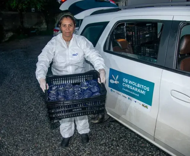 Lucia à côté de sa voiture avant d'aller relâcher des moustiques