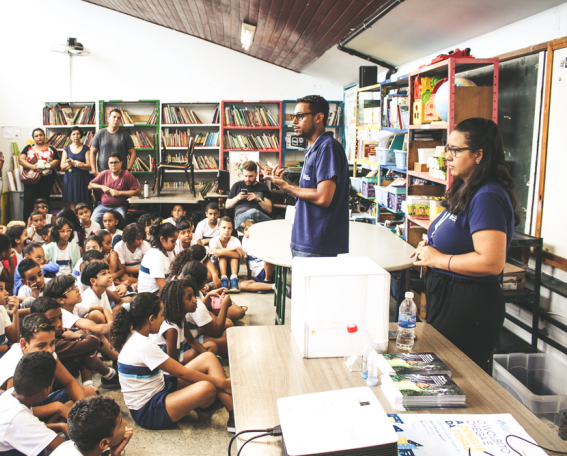 Wesley organise des programmes éducatifs à Rio de Janeiro