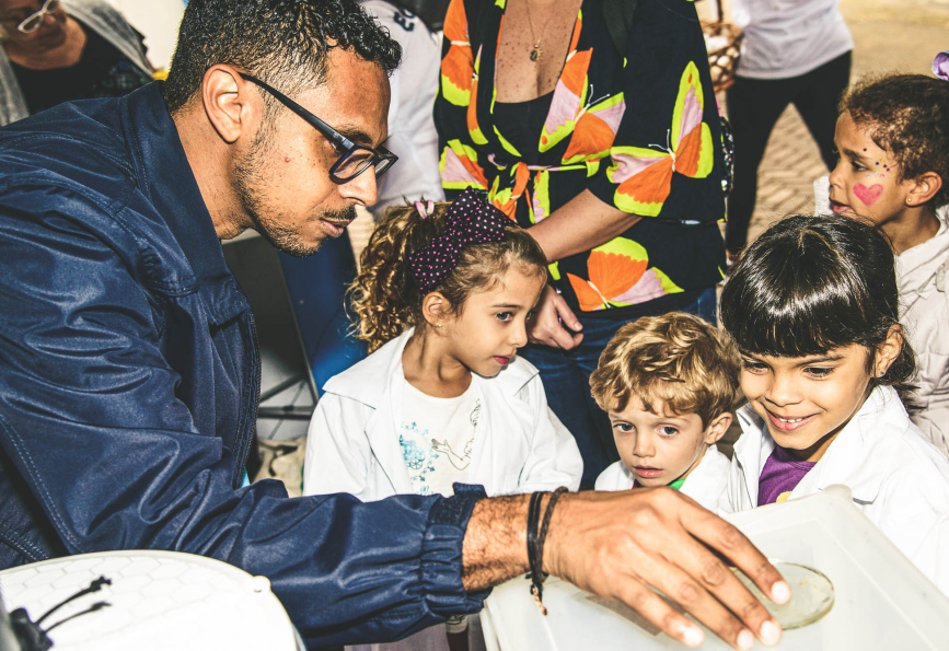 WMP Wesly, membre du personnel, dans le cadre d'un programme d'éducation scolaire