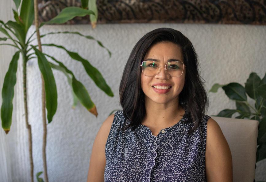 Cecilia Paola Espinoza, une bénévole de World Mosquito Program , assise devant un mur gris.