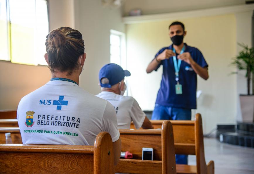 World Mosquito Program Le personnel de la Commission s'adresse aux membres de la communauté à Belo Horizonte, au Brésil.