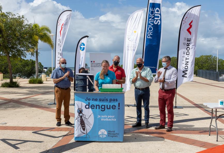 WMP et d'autres fonctionnaires lors de la libération du bureau à Mt Dore, Nouvelle-Calédonie