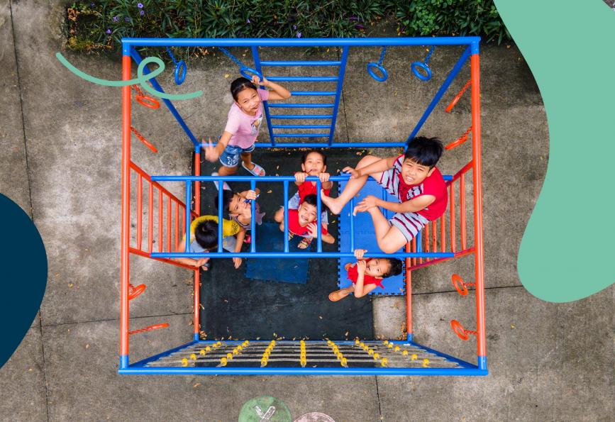 Enfants dans l'aire de jeux