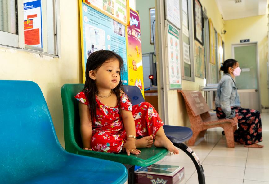 Une fille attend le médecin