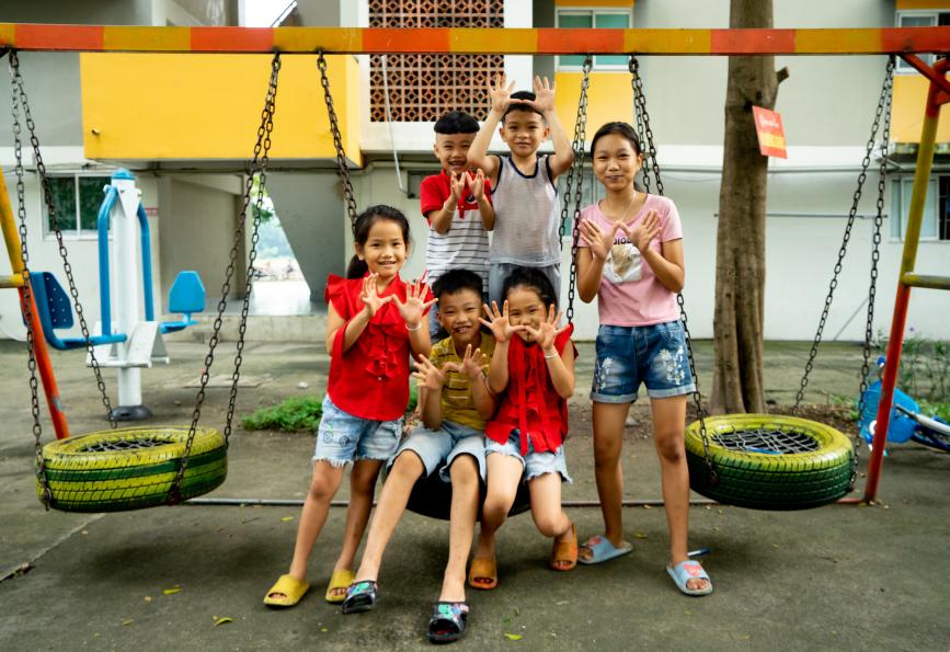 enfants sur la balançoire