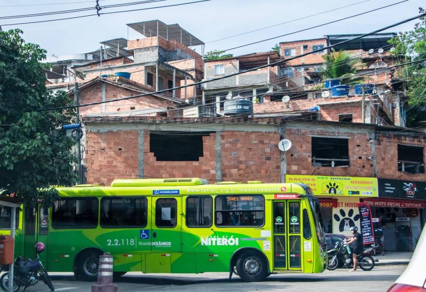 Bus vert traversant la ville de Niteroi où le site World Mosquito Program a déployé sa méthode wolbahcia.