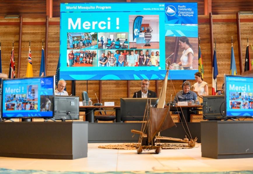 Photo d'un écran de projecteur affichant des "merci" en réponse à la mise en œuvre réussie de Wolbachia par le World Mosquito Program en Nouvelle-Calédonie.