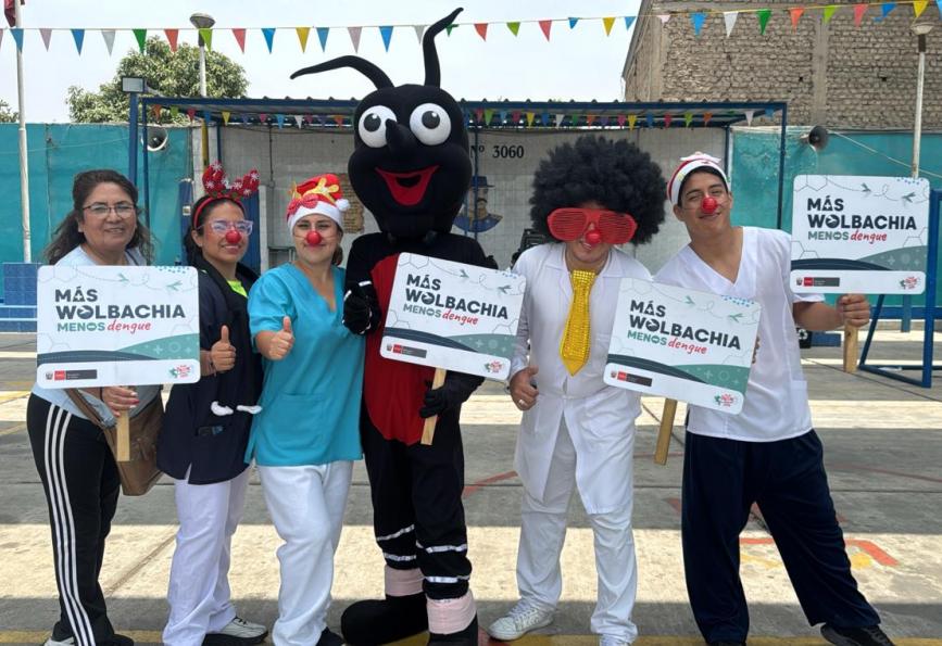 Un groupe d'étudiants de Comas, au Pérou, brandissant des pancartes sur lesquelles on peut lire « plus de wolbachia, moins de dengue »