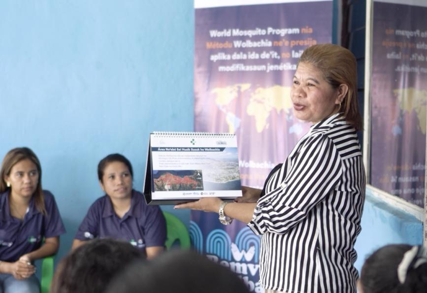 Photo d'Afliana Soares s'adressant à un groupe de membres de la communauté au Timor-Leste 