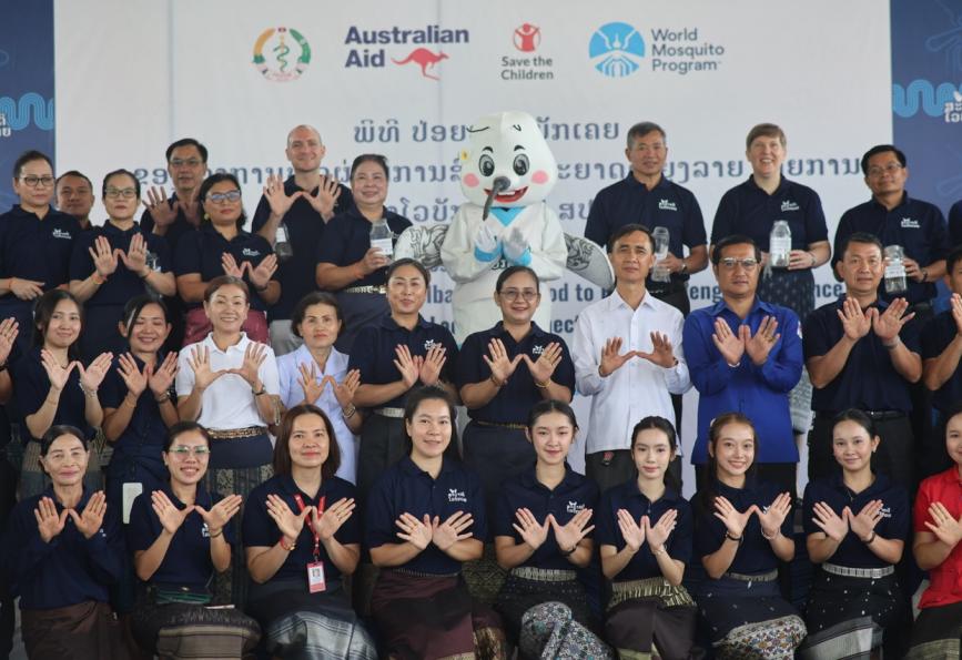 Une photo de groupe prise lors du lancement de l'album « World Mosquito Program  » (2026)Wolbachia au Laos. 
