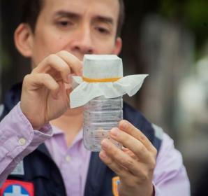 Un bénévole du World Mosquito Program libère des moustiques Wolbachia à Cali, en Colombie.